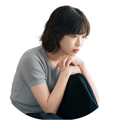膝を抱えている女性