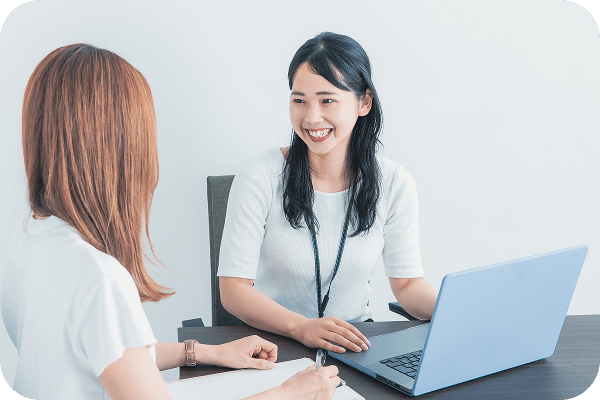 笑顔で相談者の話を聞く女性相談員の様子