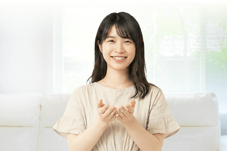 笑顔で手を差し伸べる女性
